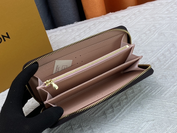 LVコピーウォレット着用イメージ